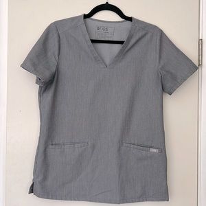 Figs Casma 3 pocket scrub top in “graphite”